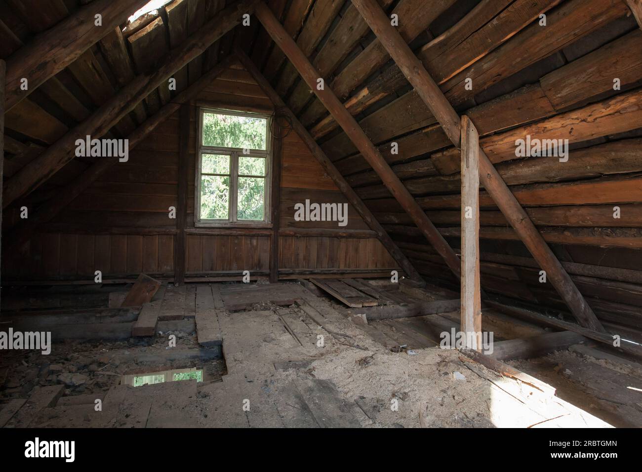 Dunkles abstraktes Grunge-Holz-Interieur, Ausblick auf verlassene Dachzimmer Stockfoto