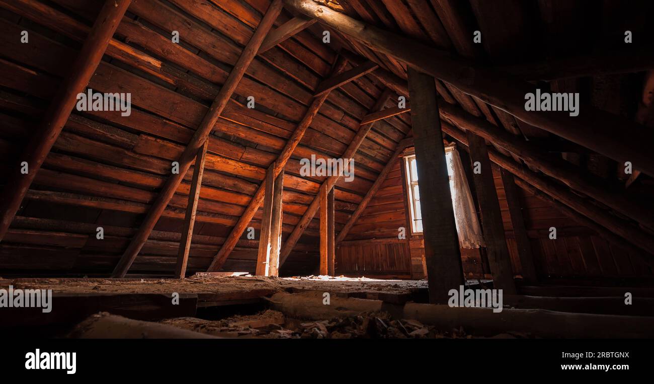Abstraktes Grunge-Holz-Interieur, Panoramablick auf verlassene Dachzimmer Stockfoto