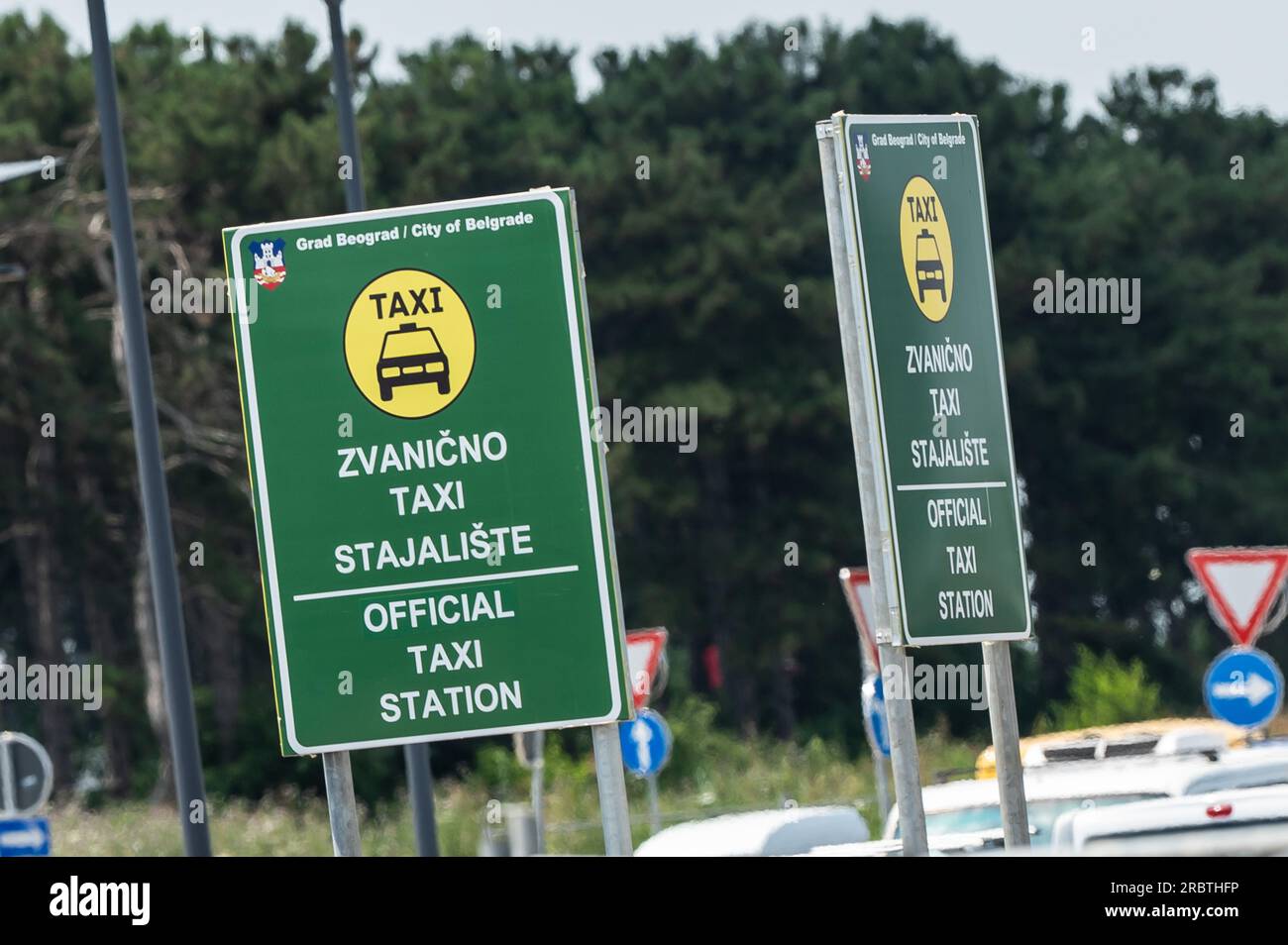 Belgrad, Serbien. 10. Juli 2023. Schilder weisen auf den offiziellen Taxistand vor dem Nikola Tesla Airport in Belgrad hin. Kredit: Silas Stein/dpa/Alamy Live News Stockfoto