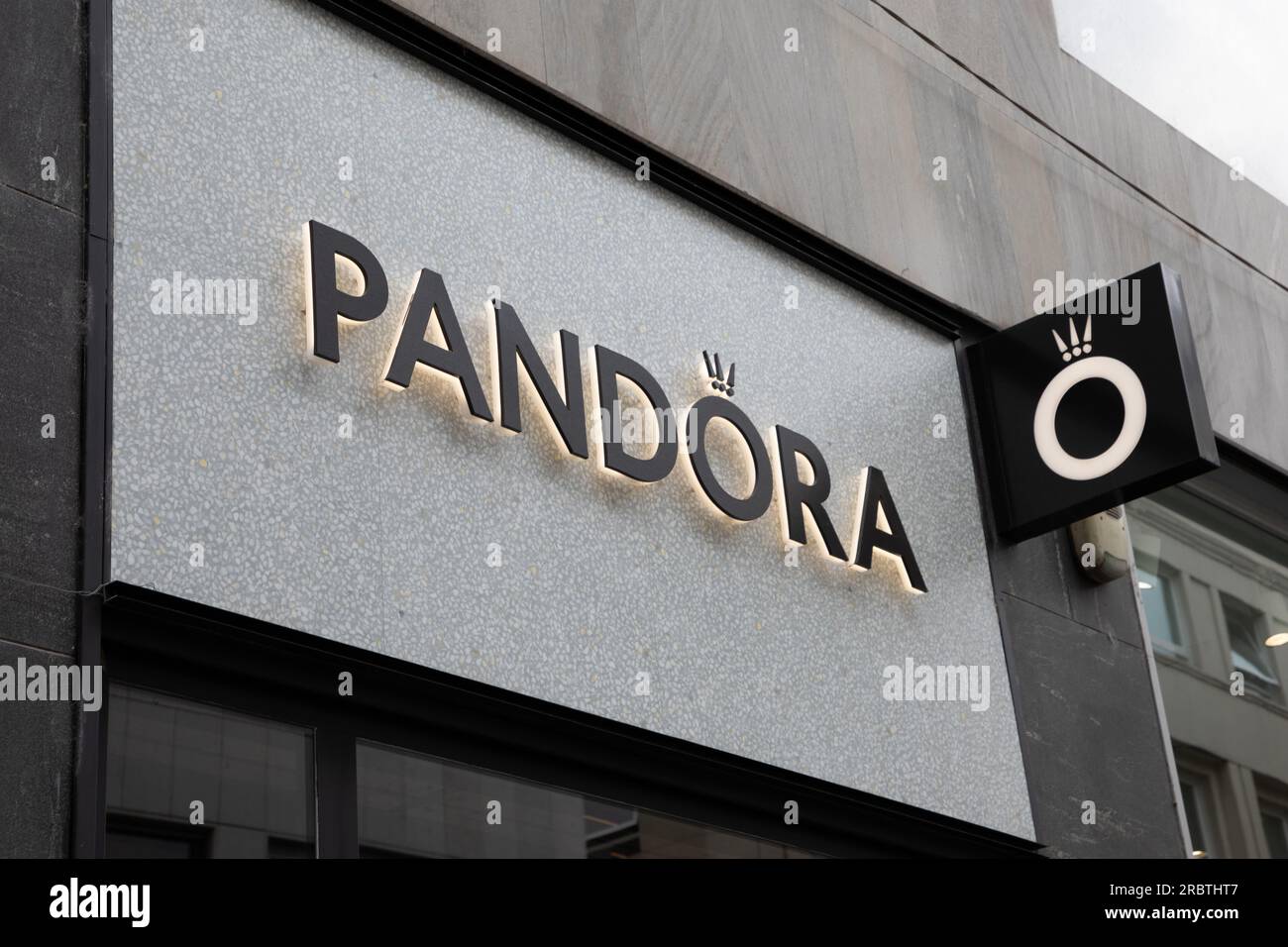 Mailand , Italien - 07 10 2023 : pandora-Schild Beschilderungskette und Logo-Markenladen an Fassadenwand Boutique-Eingang Schmuck Stockfoto