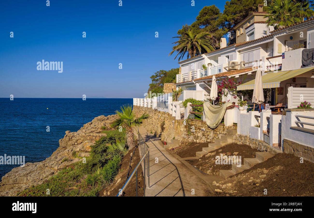 Küstenpfad zwischen Cala Crancs Strand und Punta del Cavall Cape, in Salou, Costa Daurada Küste (Tarragona, Katalonien, Spanien) ESP: Camino de ronda Stockfoto