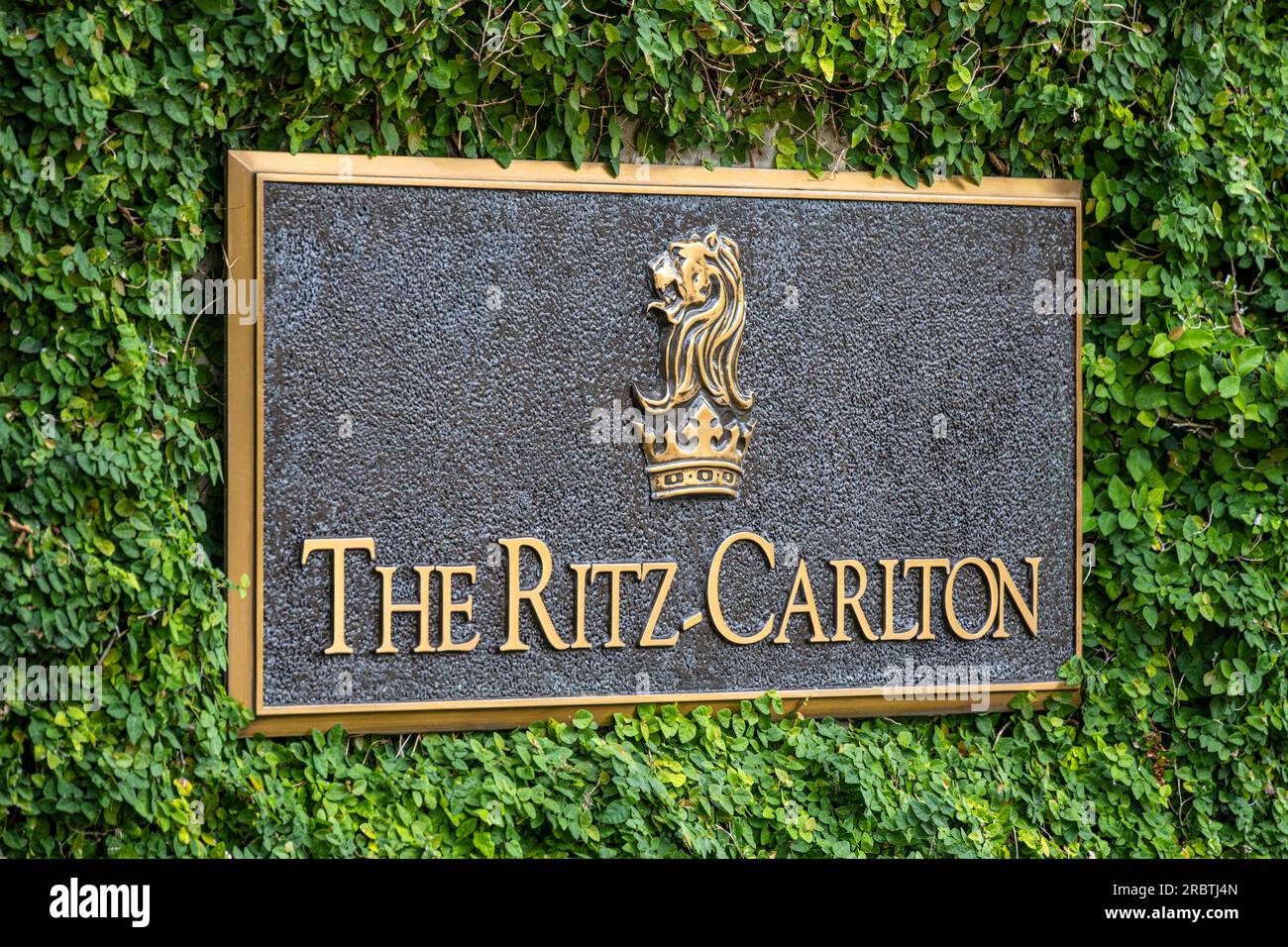 Eingangsschilder zum eleganten Ritz-Carlton Luxusresort auf der wunderschönen Amelia Island im Nordosten Floridas. (USA) Stockfoto