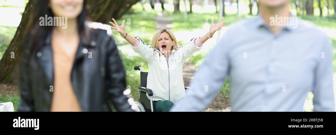Glückliches Paar vergaß behinderte Frau im Rollstuhl im Freien. Stockfoto