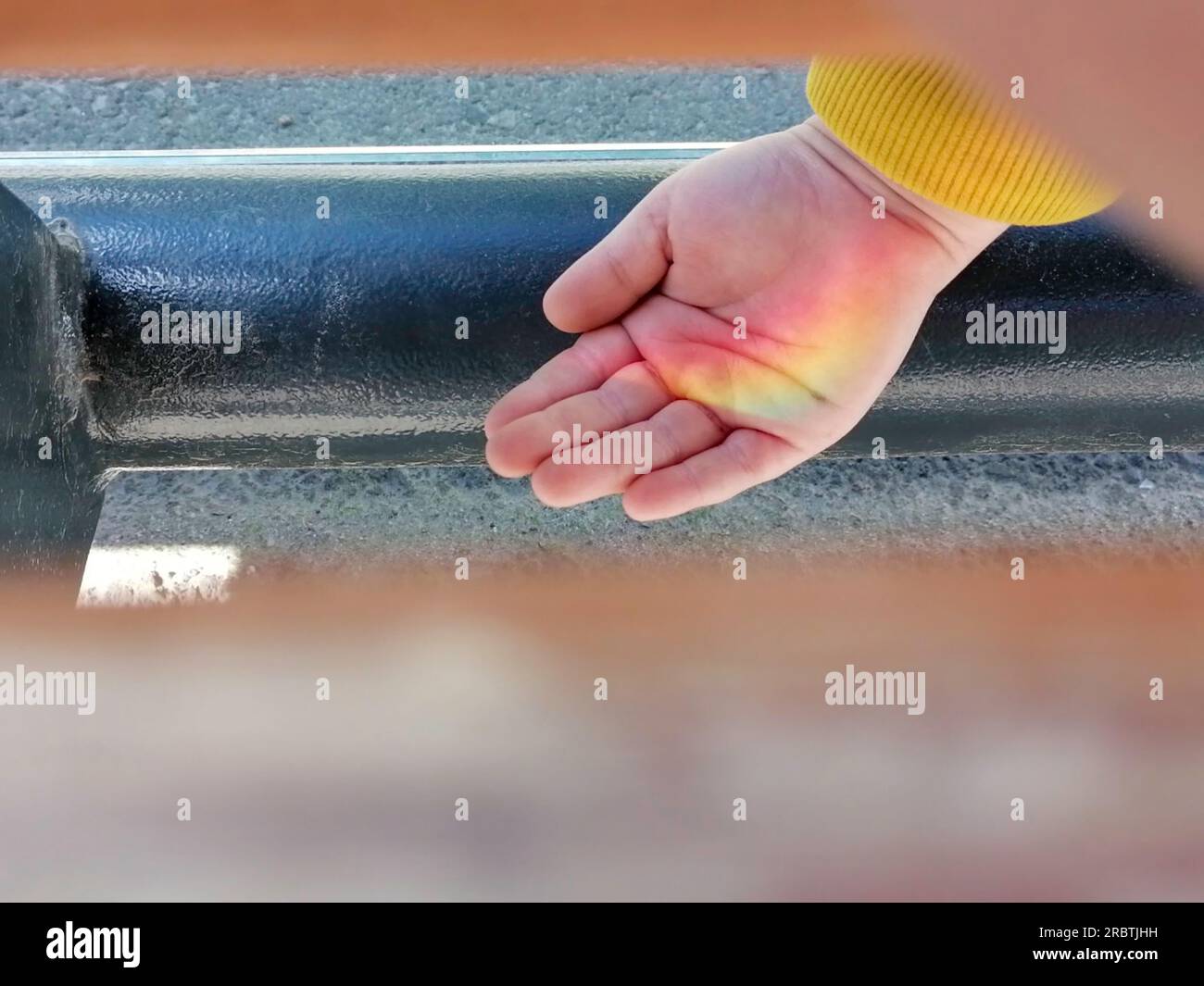 Heilungslicht - Parallel heilende Hände mit hellem weißem Licht zwischen den Seiten vor einem weichen pastellfarbenen, mehrfarbigen, glitzernden Hintergrund mit Kopierbereich auf der linken Seite. Hochwertiges Foto Stockfoto