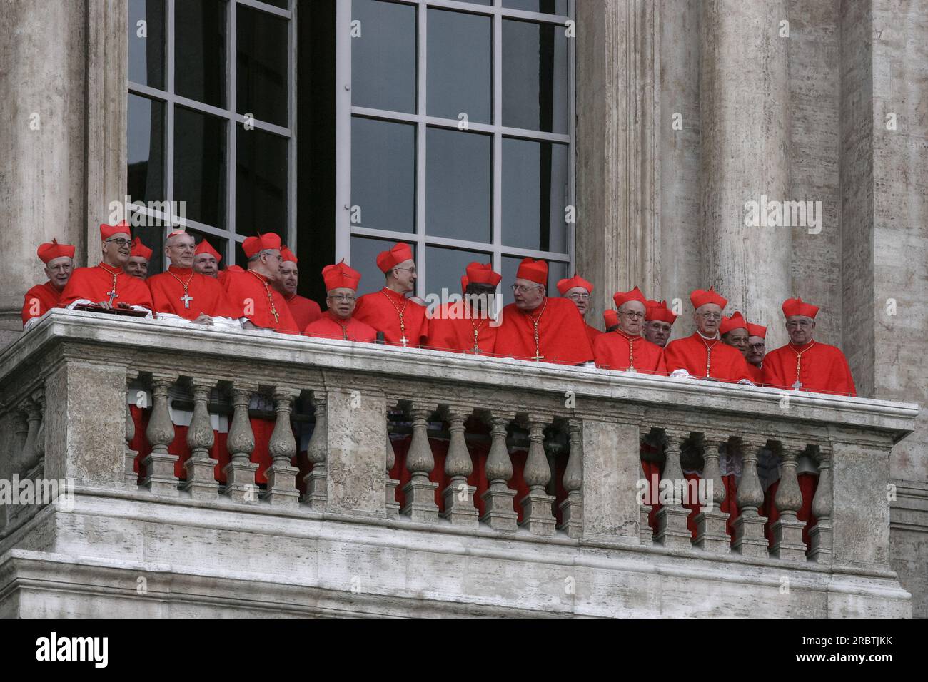 Vatikan, 19. April 2005. Petersplatz. Kardinäle beobachten die Gläubigen nach der Wahl des neuen Papstes Benedikt XVI., Kardinal Joseph Ratzinger. Stockfoto