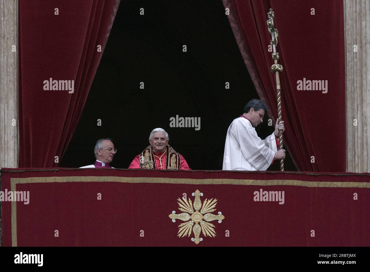 Vatikan, 19. April 2005. Petersplatz. Kardinal Joseph Ratzinger, zum Papst gewählt, wählt den Namen Benedict XVI Stockfoto