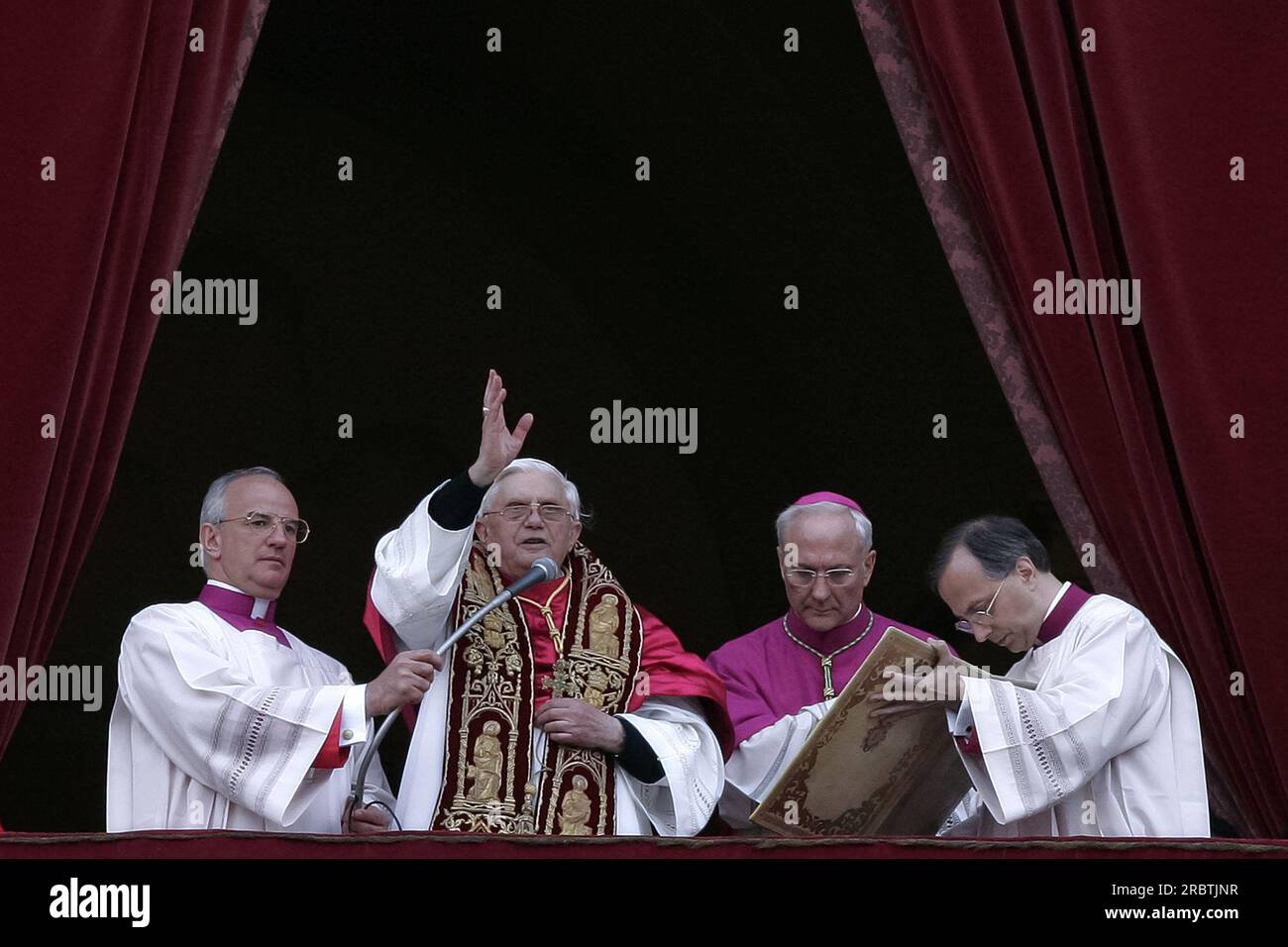 Vatikan, 19. April 2005. Petersplatz. Kardinal Joseph Ratzinger, zum Papst gewählt, wählt den Namen Benedict XVI Stockfoto