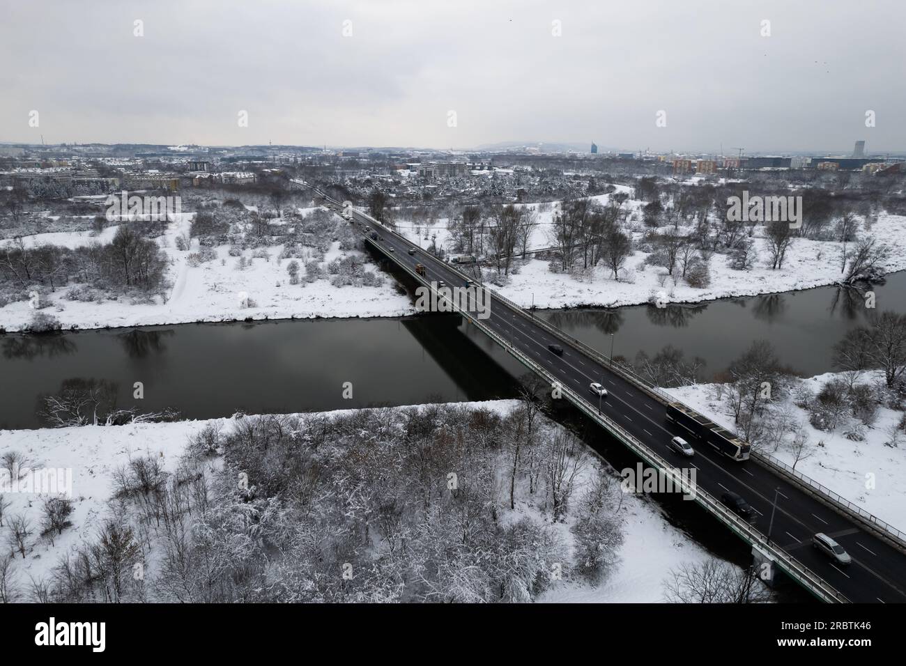 Nowohucki-Brücke (Most Nowohucki) Kraków, Winterzeit, Autos überqueren die Brücke auf der Weichsel, verschneiter Tag Stockfoto
