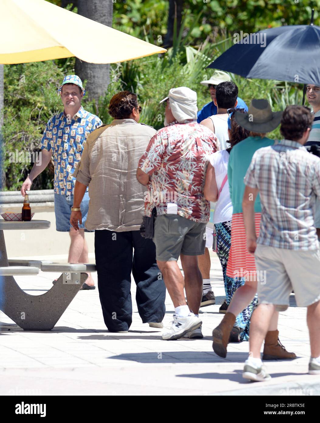 MIAMI BEACH, FL - MAI 08: Schauspieler Jonah Hill sein Co-Star, Miles Teller, sind von heißen chicÕs auf dem Miami Set of Arms and Dudes umgeben. Jona, die vor kurzem eine ungesunde Menge an Gewicht gewonnen hat, die ihm offenbar das Selbstbewusstsein gemacht hat, schien auf dem Set irrupt. Der Jump Street Star verbrachte den Tag am Set als Diva und beschwerte sich darüber, dass Menschen Fotos von ihm machen, Was ihn so sehr verärgert hat, dass das Personal anscheinend die Blockierung der Paparazzi zu einer Anforderung für Extras machte, die am 8. Mai 2015 in Miami Beach, Florida, 112.00 Dollar für einen 12-Stunden-Tag plus bezahlt wurden. Personen: Jonah Hill Stockfoto