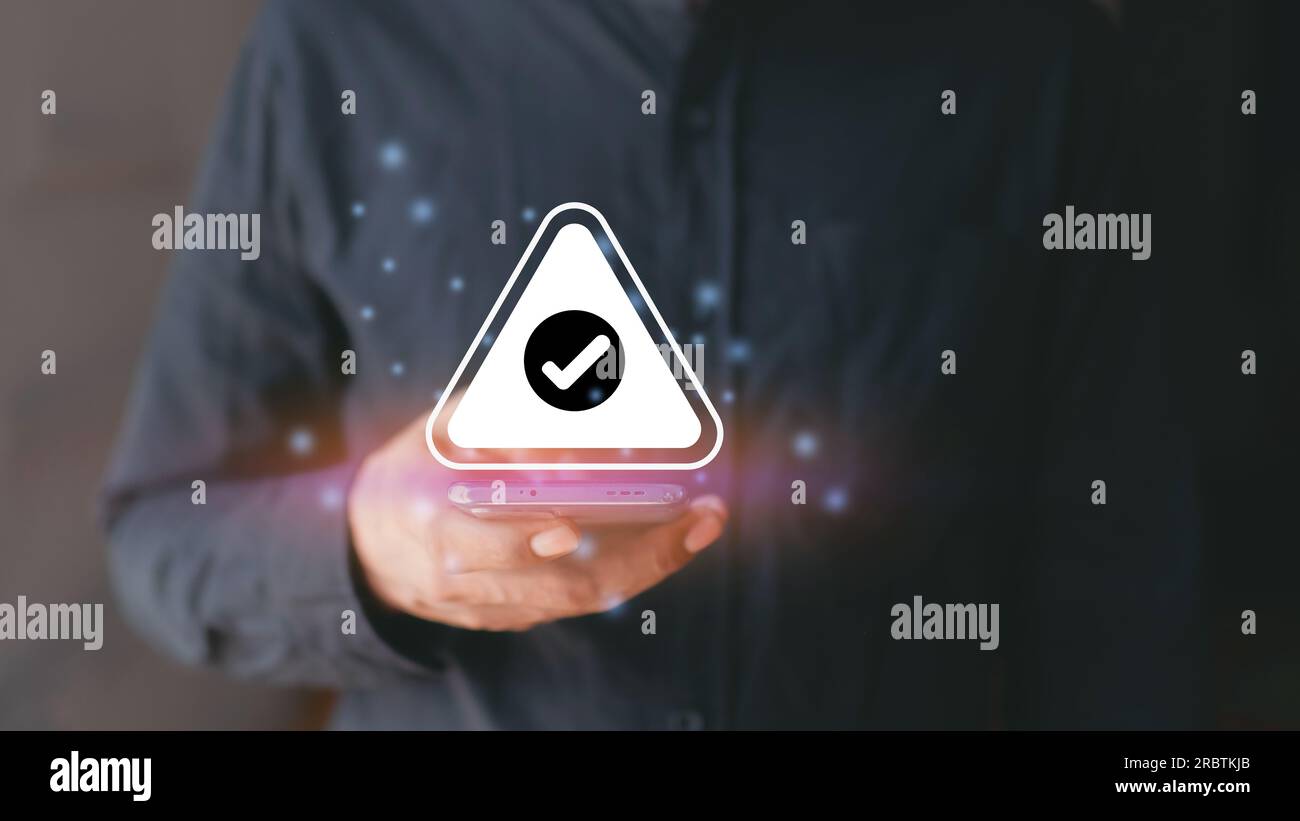 Die Mitarbeiter von Entwicklern, die Smartphones mit dreieckigen Warnschildern verwenden. Fernwartungskonzept mit App für Telefonverbindung Stockfoto