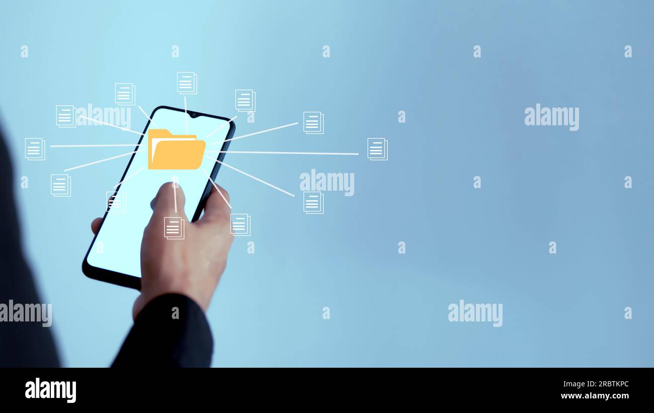 Software für Ordner- und Dokumentsymbole für Geschäftsleute auf einem Smartphone, durchsuchen und verwalten Sie Dateien in einer Online-Dokumentendatenbank Stockfoto