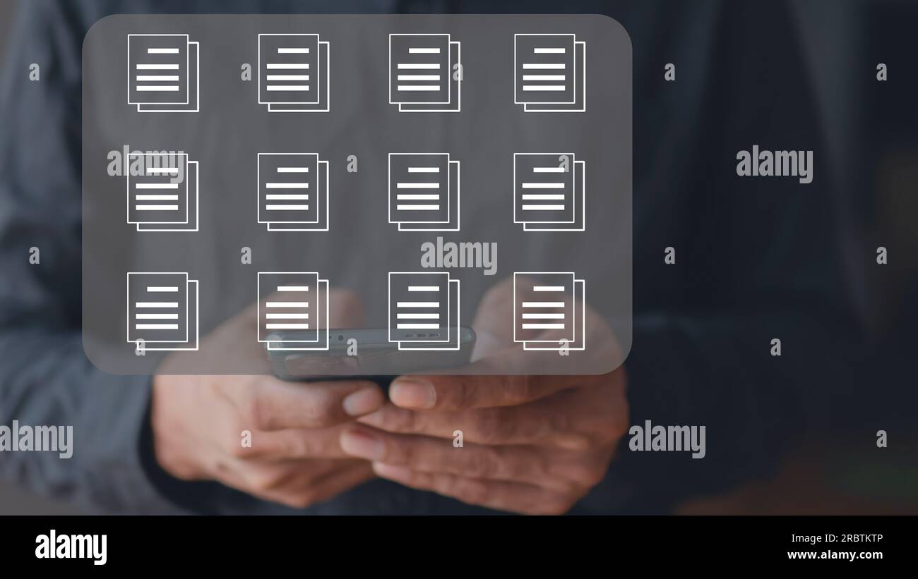 Geschäftsmann, der Dokumente auf einem mobilen Bildschirm anfasst. Erweiterung der Digitalisierung und Prozessautomatisierung für die Dateiverwaltung Stockfoto