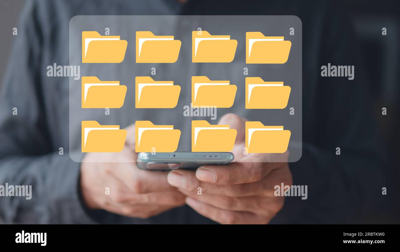 Geschäftsmann, der Dokumente auf einem mobilen Bildschirm anfasst. Erweiterung der Digitalisierung und Prozessautomatisierung für die Dateiverwaltung Stockfoto