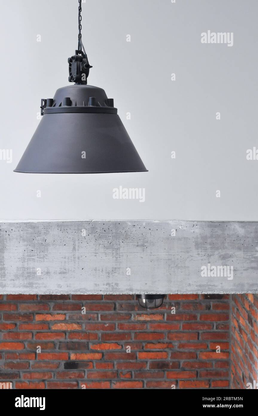 Nahaufnahme Betonwand, industrielle Loft Metall alte schwarze Lampe, schwarzes Kabel an der Wand, Industriestein, Mauerwerk, Innendesign, Kopierraum, schwarz Stockfoto