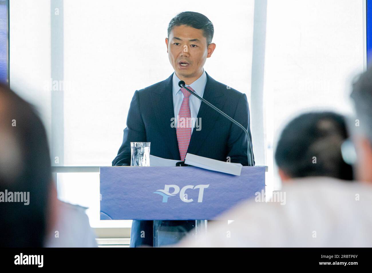 Athen, Griechenland. 10. Juli 2023. Zhang Anming, Geschäftsführer des Piräus Container Terminal (PCT), hält eine Rede während einer besonderen Begrüßungszeremonie, die am 10. Juli 2023 im Piräus Sailing Club in Piräus, Griechenland, organisiert wird. Der Hafen von Piräus begrüßte am Montag die OOCL PIRÄUS, einen Neubau der Orient Overseas Container Line Europe (OOCL) und auch eines der größten Containerschiffe der Welt. MIT „Griechenlands Hafen von Piräus begrüßt MEGA-Containerschiff“. Credit: Panagiotis Moschandreou/Xinhua/Alamy Live News Stockfoto