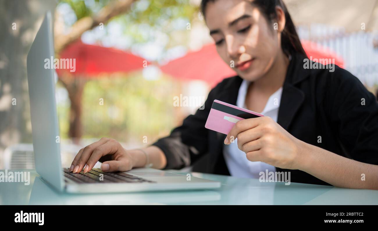 Asiatische Frau, die online mit Kreditkarte einkauft. Online einkaufen Stockfoto