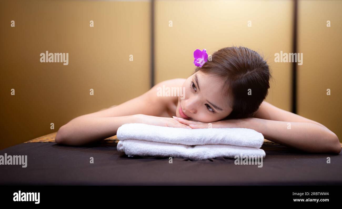 Junge schöne Frau entspannende Massage, Es ist eine Massage, die helfen kann, Schmerzen und Schmerzen zu lindern. Stockfoto