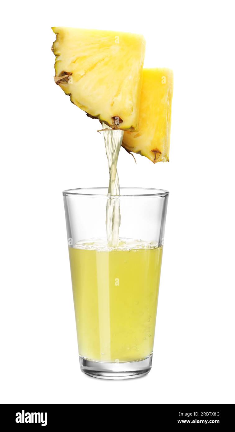 Frisch gepressten Saft aus Ananas in Glas auf weißem Hintergrund gießen Stockfoto