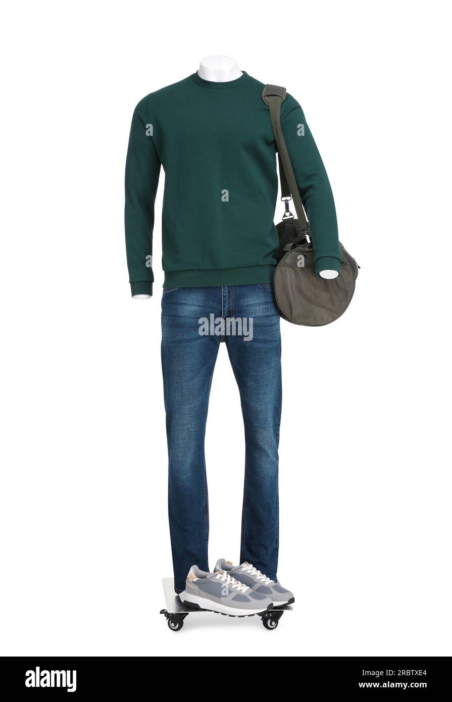 Männliche Schaufensterpuppe mit Tasche in stilvollem dunkelgrünem Sweatshirt und Jeans isoliert auf Weiß Stockfoto