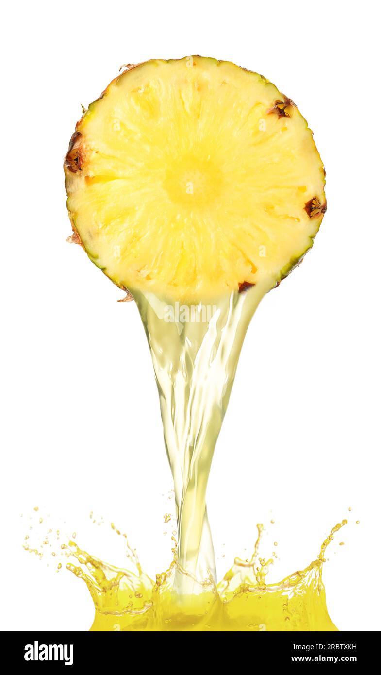 Frisch gepressten Saft aus Ananas auf weißem Hintergrund eingießen Stockfoto