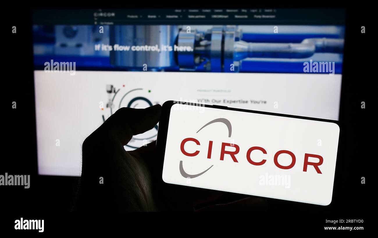 Person, die ein Mobiltelefon mit dem Logo der US-amerikanischen Firma CIRCOR International Inc. Auf dem Bildschirm vor der Unternehmenswebseite hält. Konzentrieren Sie sich auf das Display des Telefons. Stockfoto