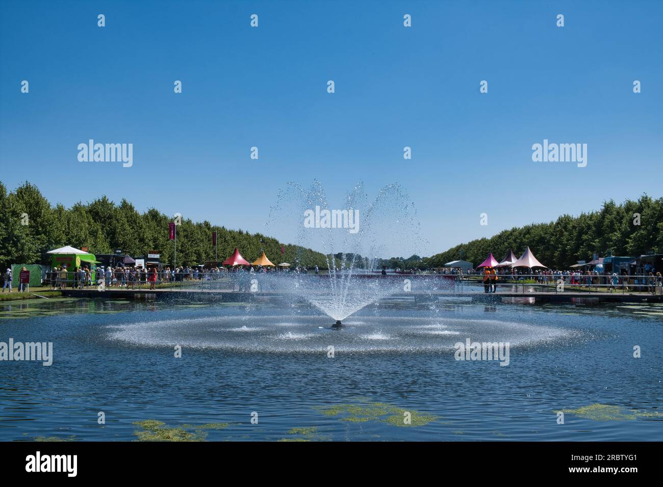 Aufnahme der allgemeinen Atmosphäre von Besuchern der RHS Hampton Court Flower Show in London Stockfoto