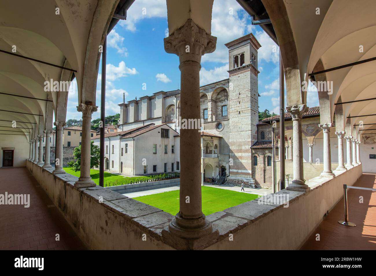 Das Kloster San Salvatore gehört zum UNESCO-Weltkulturerbe und ist ein wichtiges Wahrzeichen in Brescia. Hier vor allem das Kloster Stockfoto