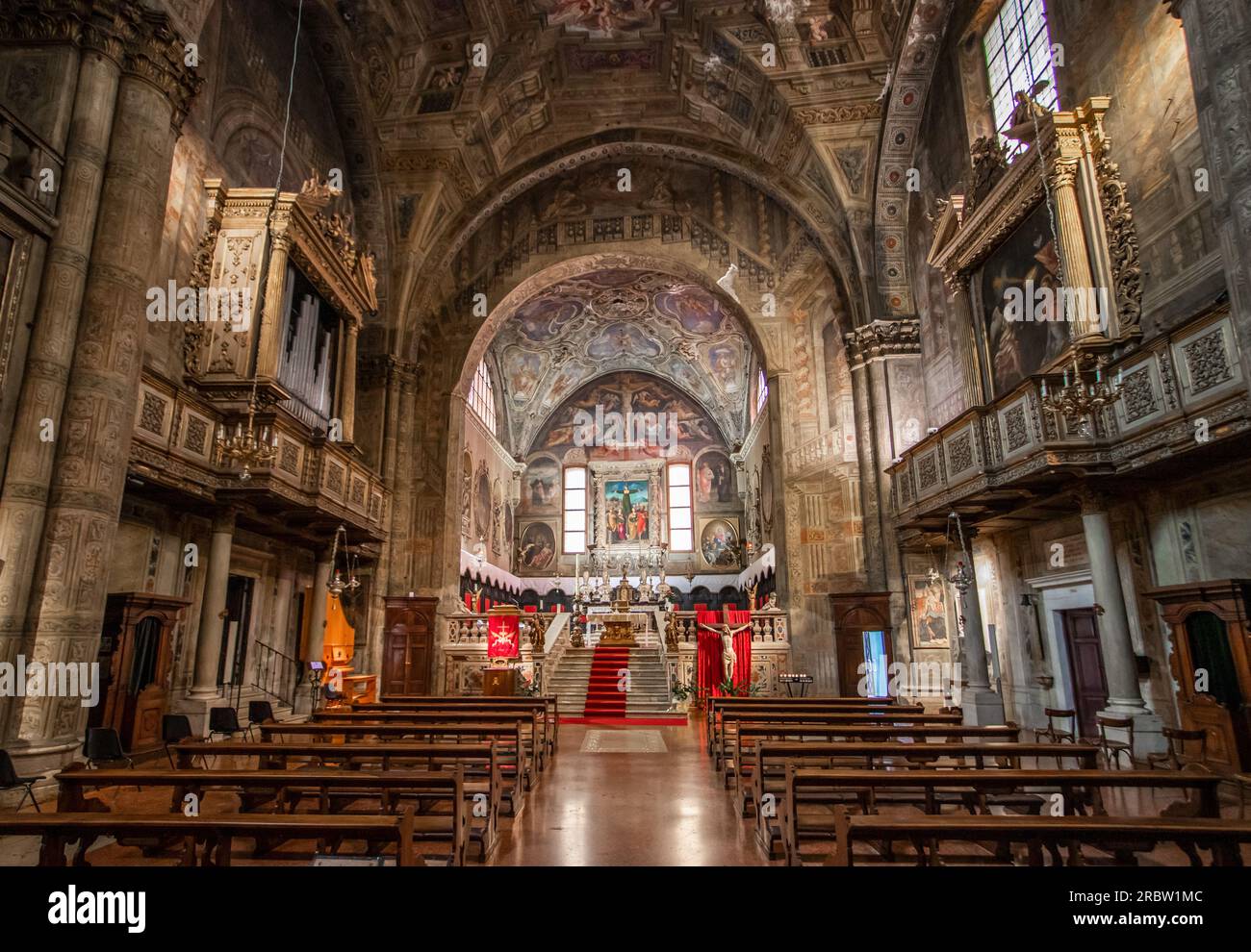 Brescia ist ein UNESCO-Weltkulturerbe und zeigt eine wunderbare Altstadt. Hier vor allem eine der zahlreichen Kirchen Stockfoto