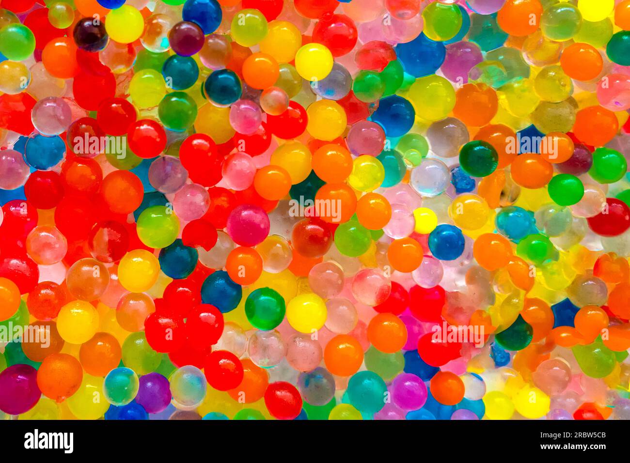 Die Textur besteht aus vielen verschiedenen Farbkugeln. Set von bunten orbeez.Orbeez Wasser Perlen zum Spielen. Viele bunte Umlaufbahnen, Heliumkugeln Stockfoto