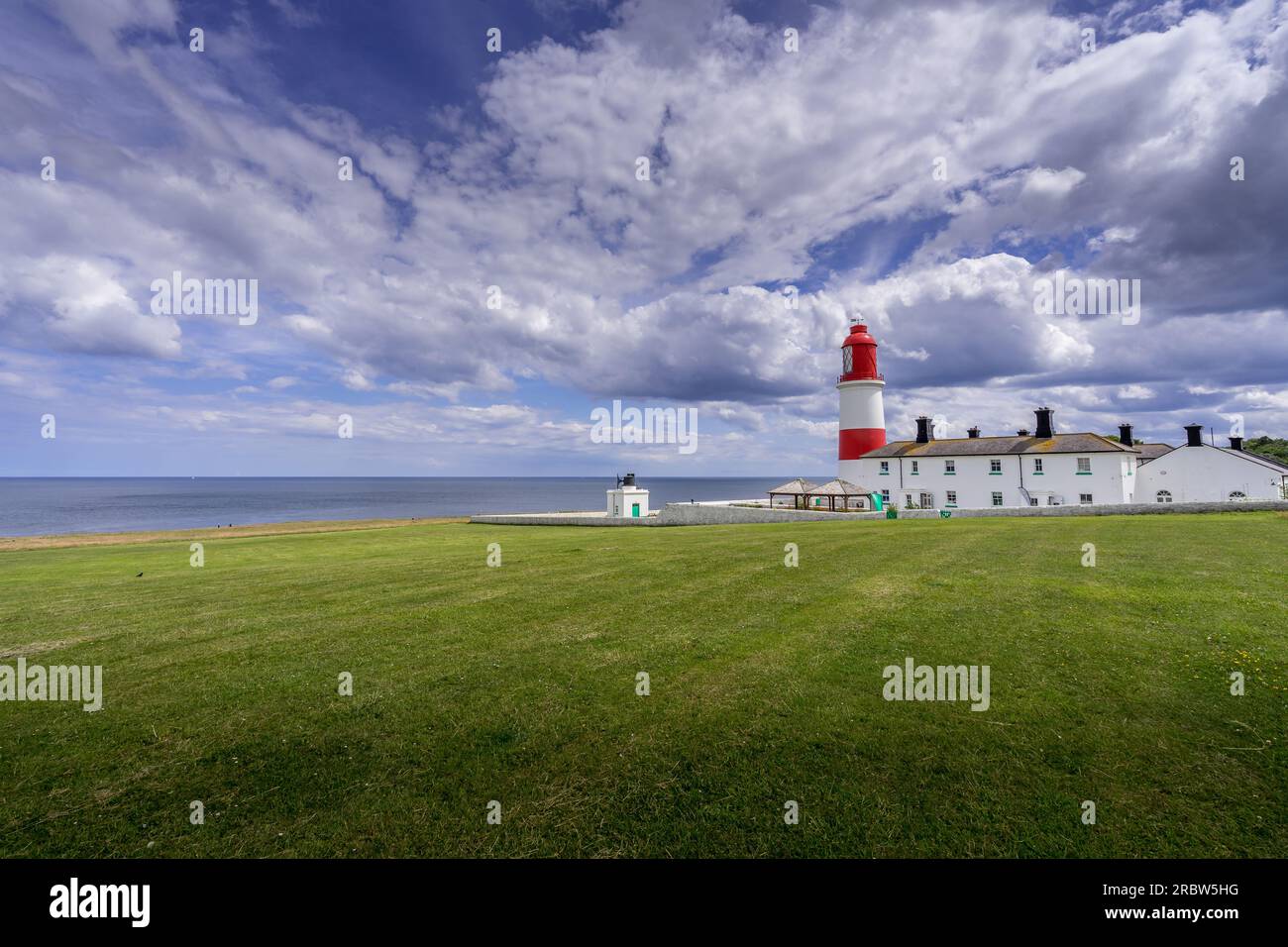 Der Leuchtturm von Souther und Foghorn sind von der Sommersonne wunderschön beleuchtet. Stockfoto