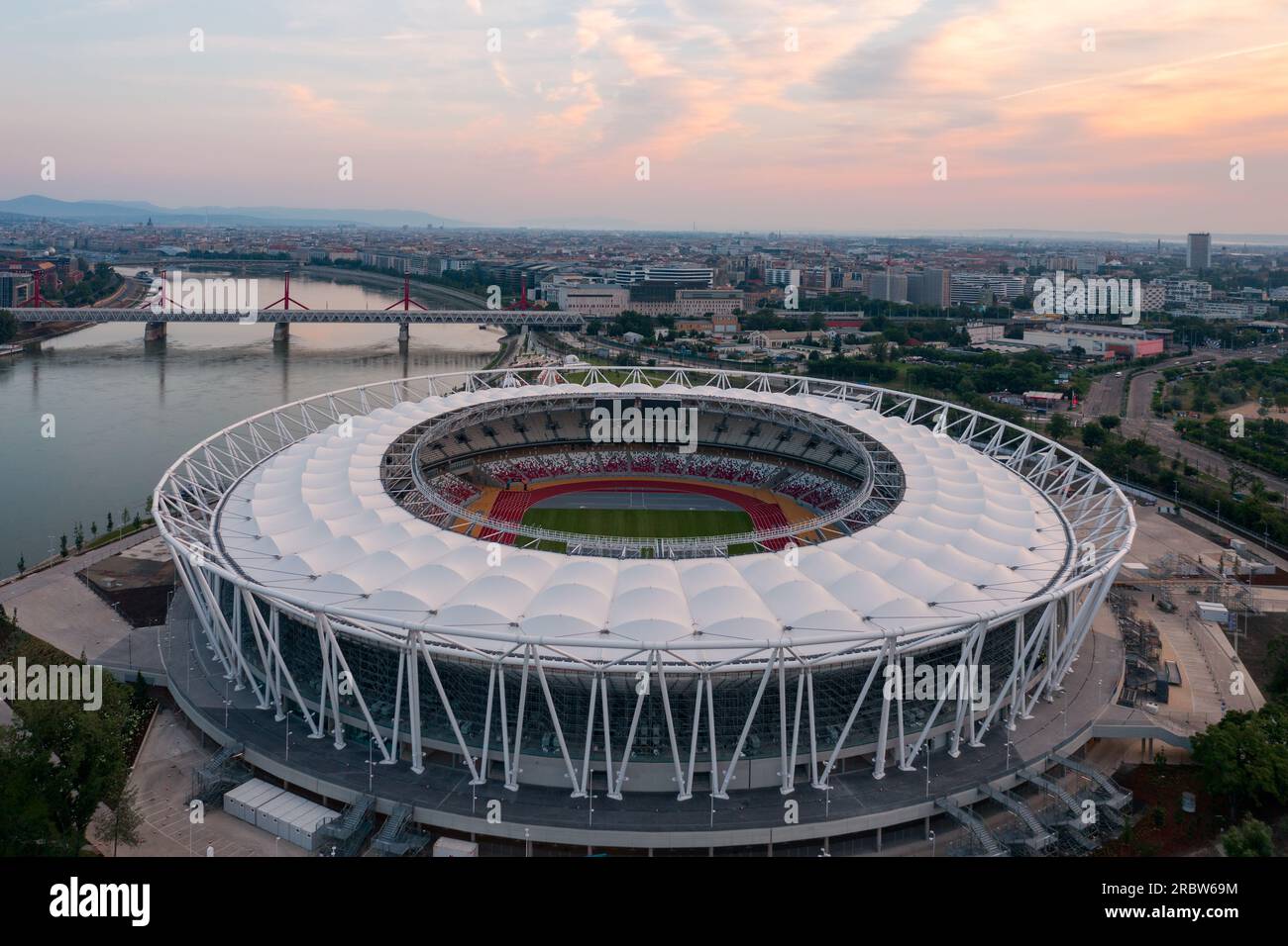 Blick auf die Skyline des brandneuen National Athletics Centre von Budapest, in dem die Leichtathletik-Weltmeisterschaft Budapest 23 stattfinden wird. Stockfoto