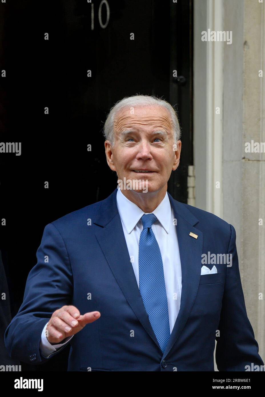 US-Präsident Joe Biden geht nach einem Treffen mit dem britischen Premierminister Rishi Sunak in der Downing Street 10 am 10. Juli 2023 Stockfoto