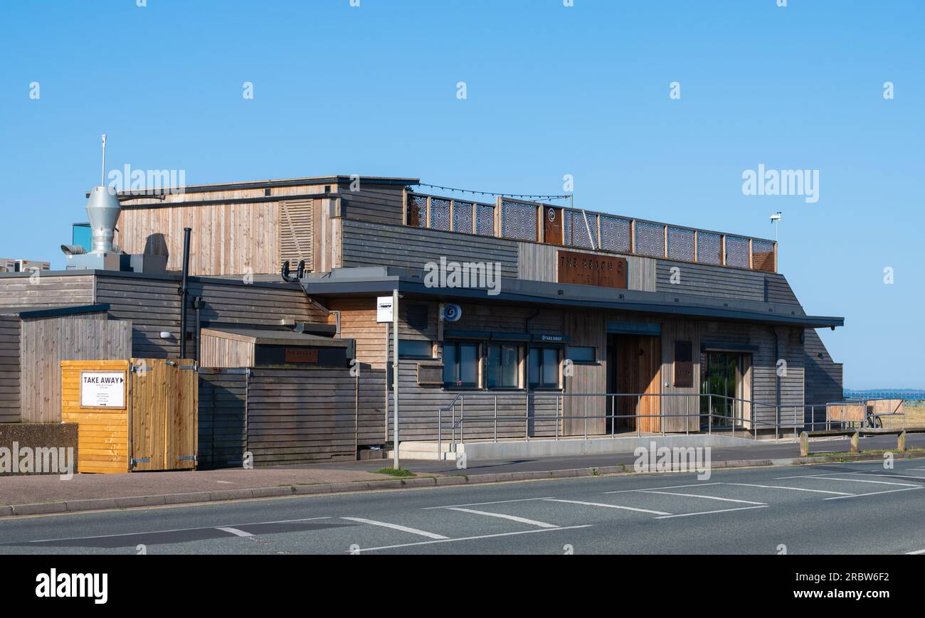 The Beach, ein neues Strandcafe, Beach Club & Activity Center am Littlehampton Beach in Littlehampton, West Sussex, England, Großbritannien. Stockfoto