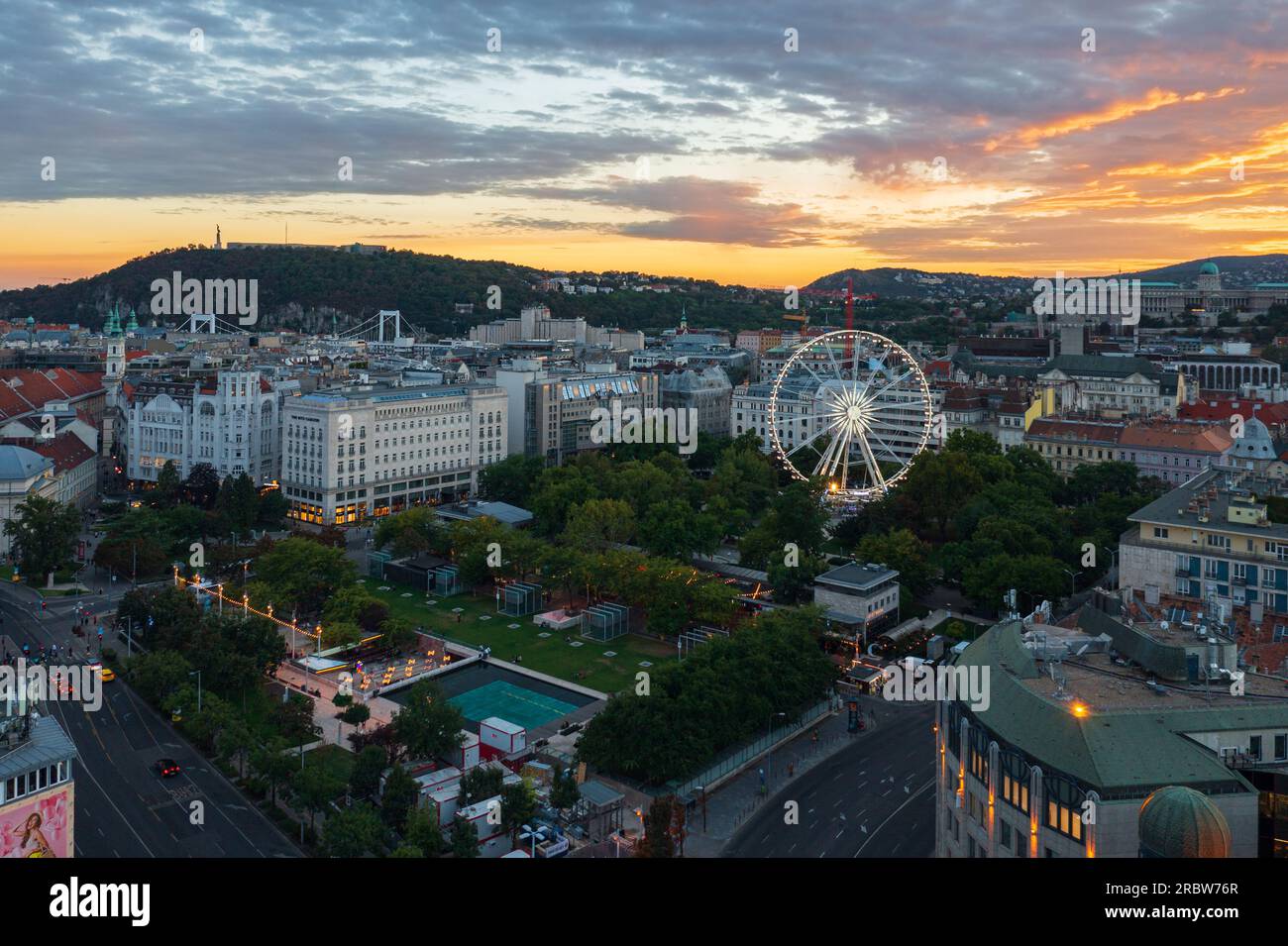 Unvergleichlicher Blick auf die Skyline des Elisabeth Platzes mit dem Riesenrad Budapest Eye. Dies ist die größte Grünfläche in der Innenstadt von Pest. Stockfoto