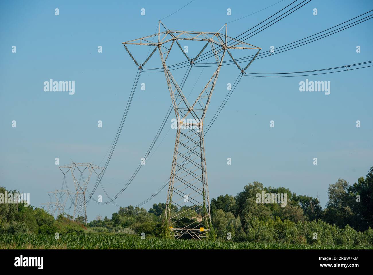 Strompylon für Hochspannung in offener Landschaft Stockfoto