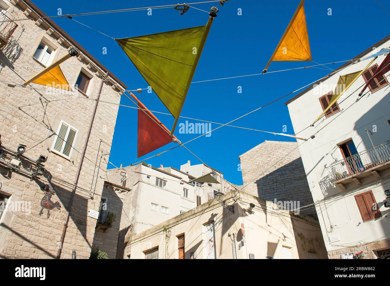 Fabrizio De Andrè Square, Sails (Installation durch den Architekten Renzo Piano), Old Centre; Tempio Pausania; Sardinien, Italien; Europa Stockfoto