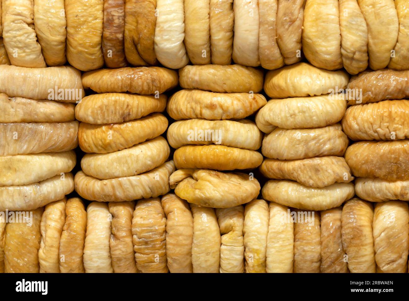 Hintergrund der verpackten Feigen. Getrocknete Feigen einstellen. Gruppe getrocknete Früchte. Nahaufnahme. Stockfoto