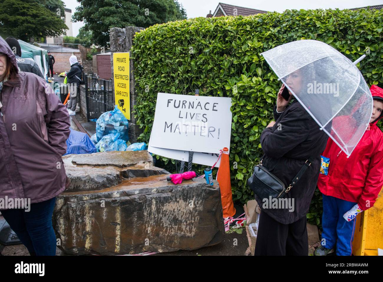 Llanelli, Südwales, Montag, 10. Juli 2023 Demonstranten im Stradey Park Hotel in Llanelli, Südwales, die ihre Demonstration gegen die Unterbringung von Flüchtlingen im Hotel fortsetzen und das Gebäude bis in die Nacht umzingeln. Stockfoto