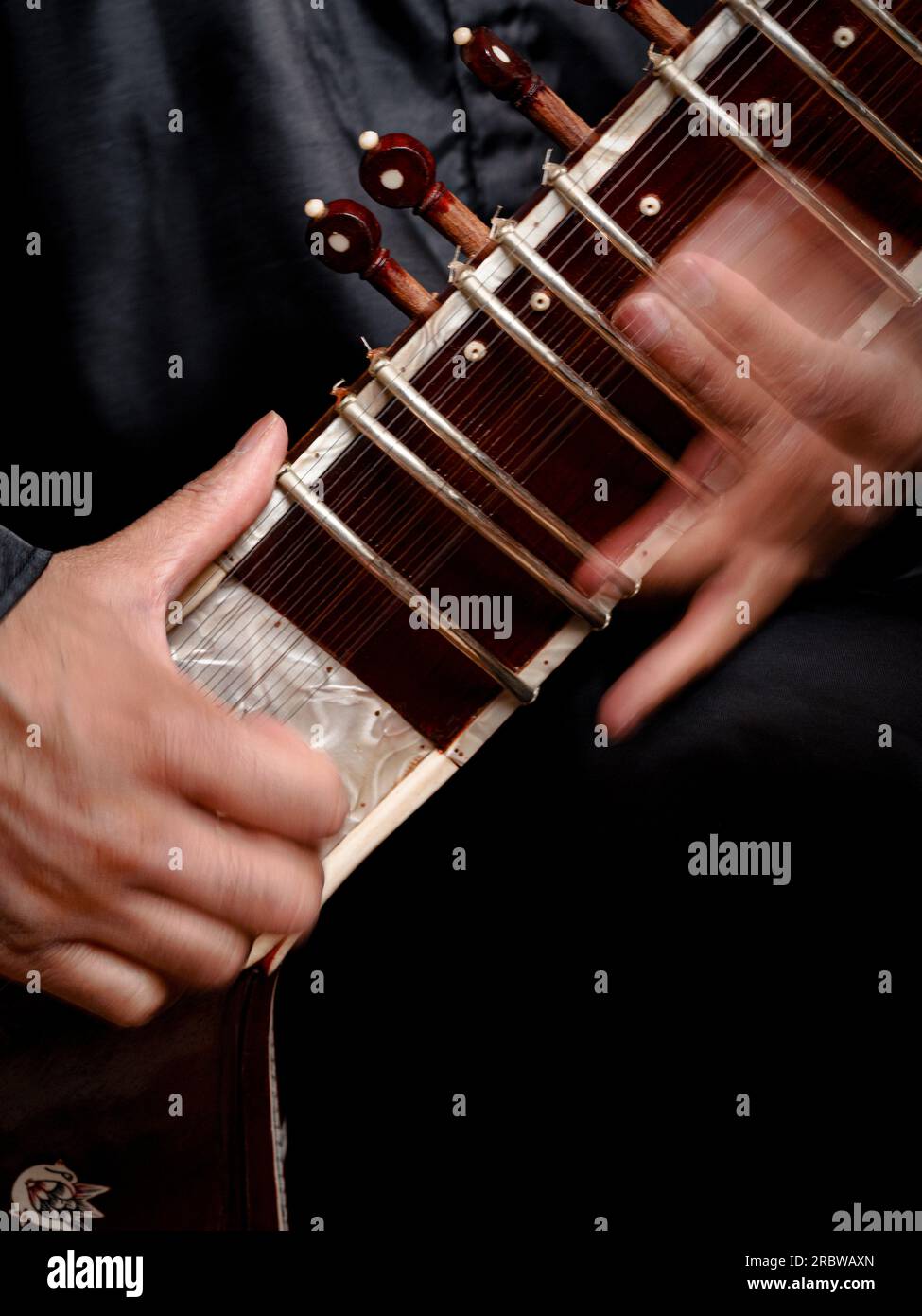 Nahaufnahme von Händen, die Sitar spielen, klassisches indisches Musikinstrument Stockfoto