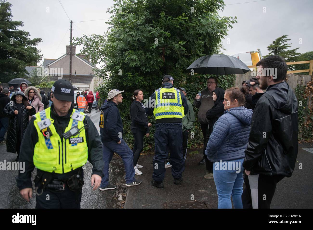 Llanelli, Südwales, Montag, 10. Juli 2023 Demonstranten im Stradey Park Hotel in Llanelli, Südwales, die ihre Demonstration gegen die Unterbringung von Flüchtlingen im Hotel fortsetzen und das Gebäude bis in die Nacht umzingeln. Stockfoto