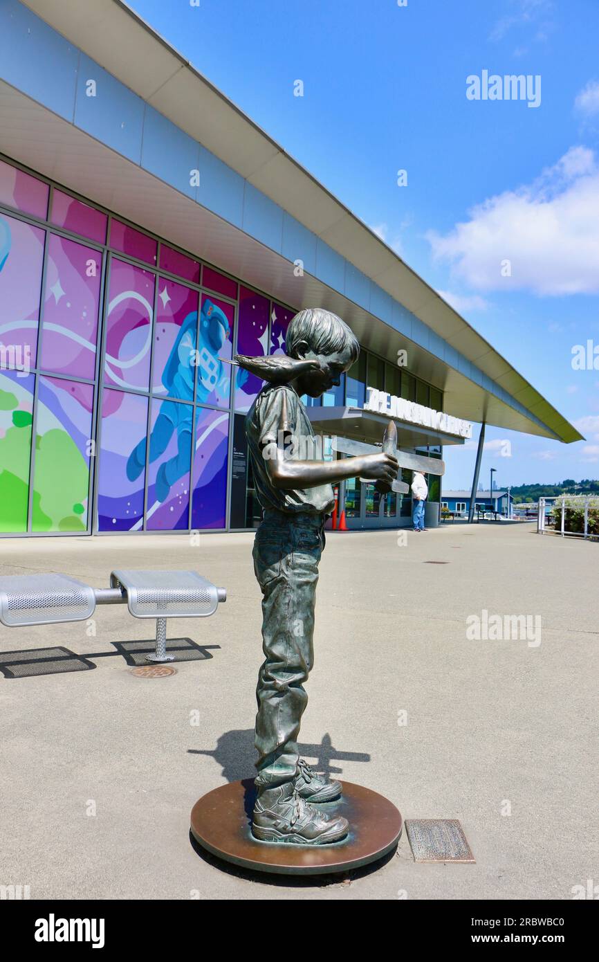 Mannschaftsstatue von Larry Anderson eines Jungen mit einem Spielzeugjet und einer Taube auf seiner Schulter Museum of Flight Seattle Washington USA Stockfoto