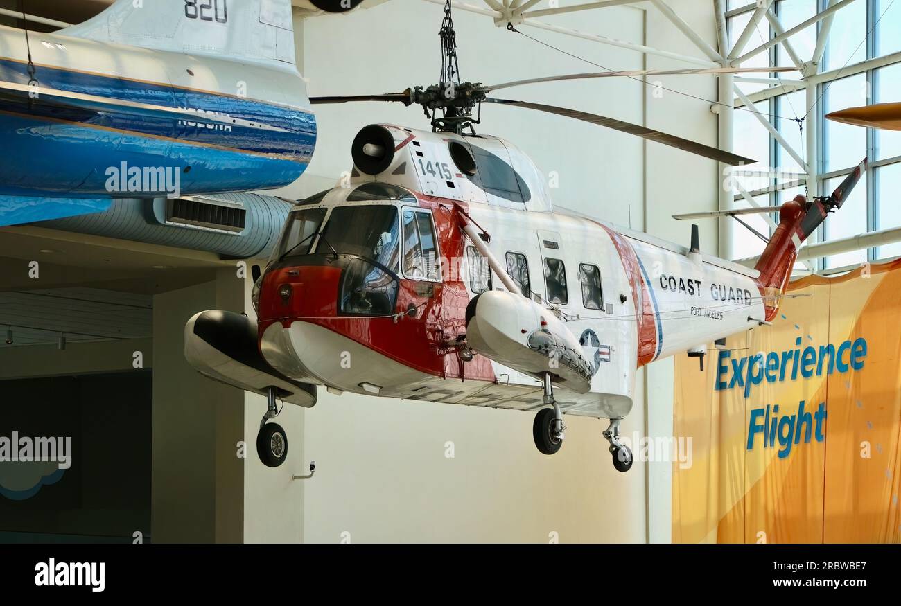 1966 Sikorsky (S-62A) HH-52A Seaguard Helikopter hängt von der Decke in der Great Gallery das Flugmuseum Seattle Washington State USA Stockfoto