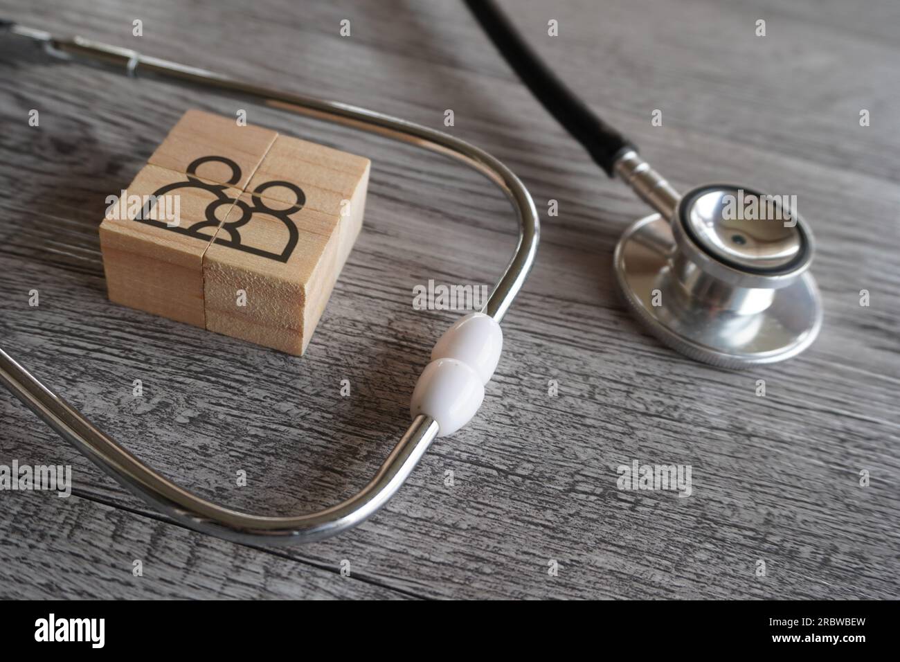 Stethoskop und Familiensymbol mit Kopierbereich. Familiengesundheits- und Krankenversicherungskonzept Stockfoto