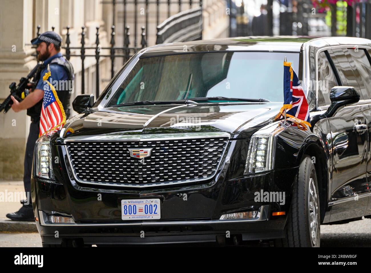 US-Präsident Joe Biden besucht den britischen Premierminister Rishi Sunak am 10. Juli 2023 in der Downing Street. Presidential State Car „The Beast“ und bewaffneter Po Stockfoto