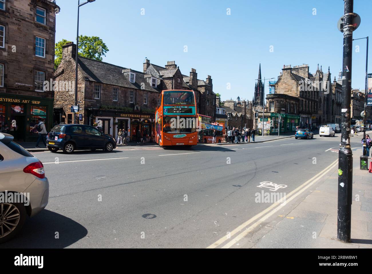 Der Edinburgh Tourist Bus kommt die Candlemaker Row und Greyfriars Bobby Public House, Edinburgh, Schottland, Großbritannien. Stockfoto