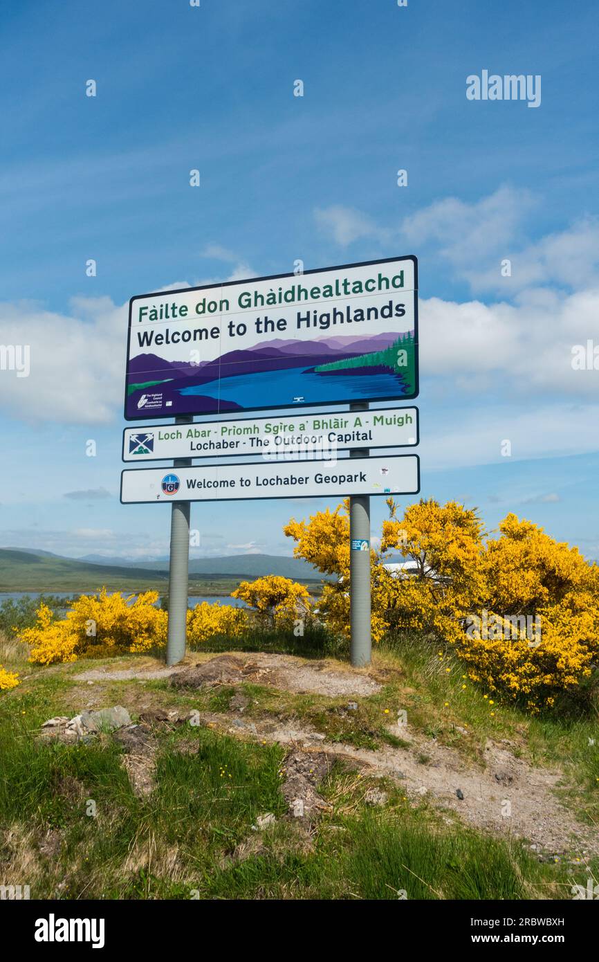 Willkommen beim Highlands-Schild auf Englisch und Gälisch auf Rannoch Moor, Highland Scotland, Großbritannien. Stockfoto