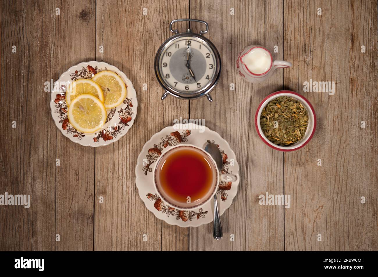 Teezeit Essen; Tee: Tee; Milch; Pause; Kekse; Getränk; Zeit; Pause; Reveille; Stunde; Nachmittag; Abend; Frühstück; Morgen; Zitrone; Holz; Roh; Oberseite; Becher; Stockfoto