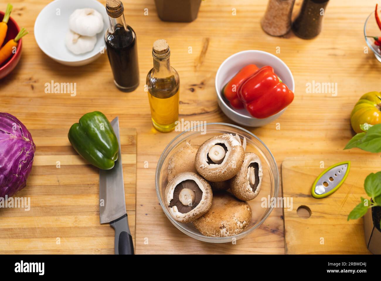 Blick von oben auf Gemüse, Pilze und Gewürze in der Küche Stockfoto