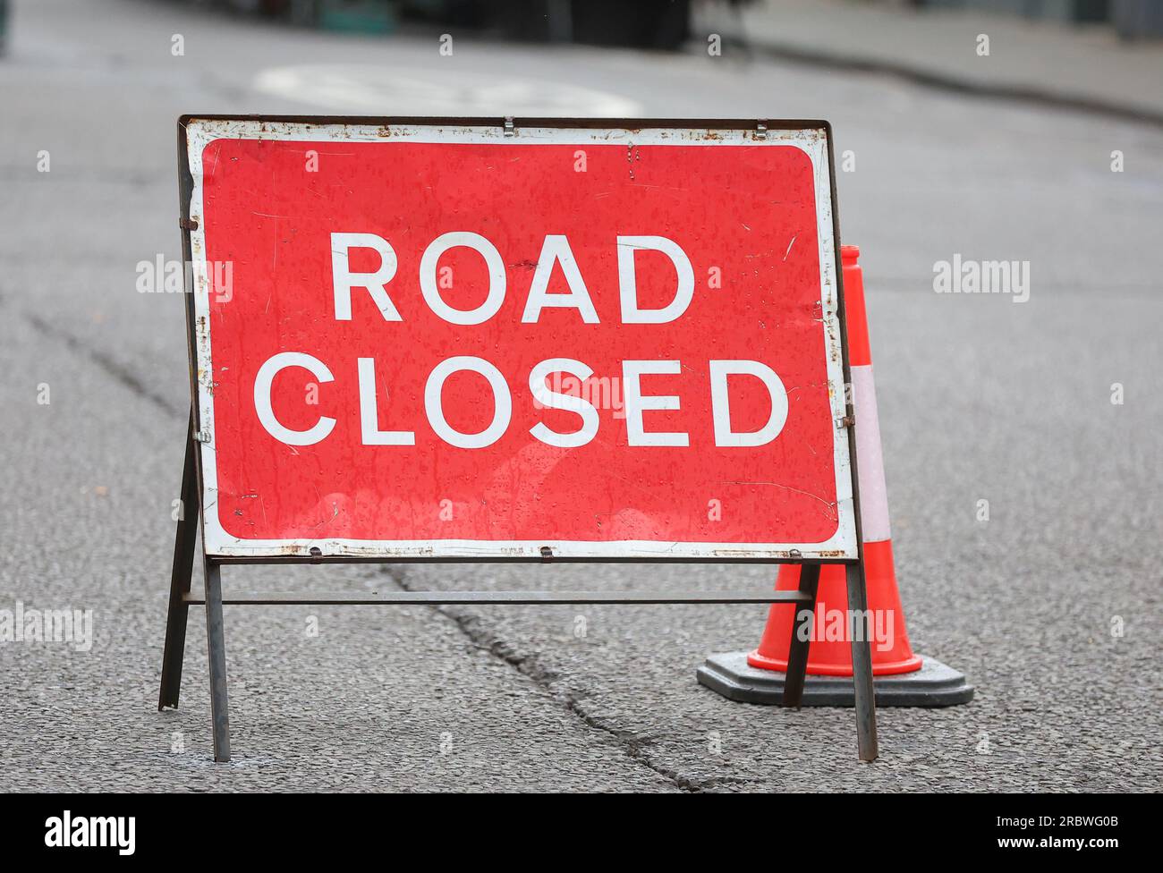 Straßensperrschild in Großbritannien Stockfoto