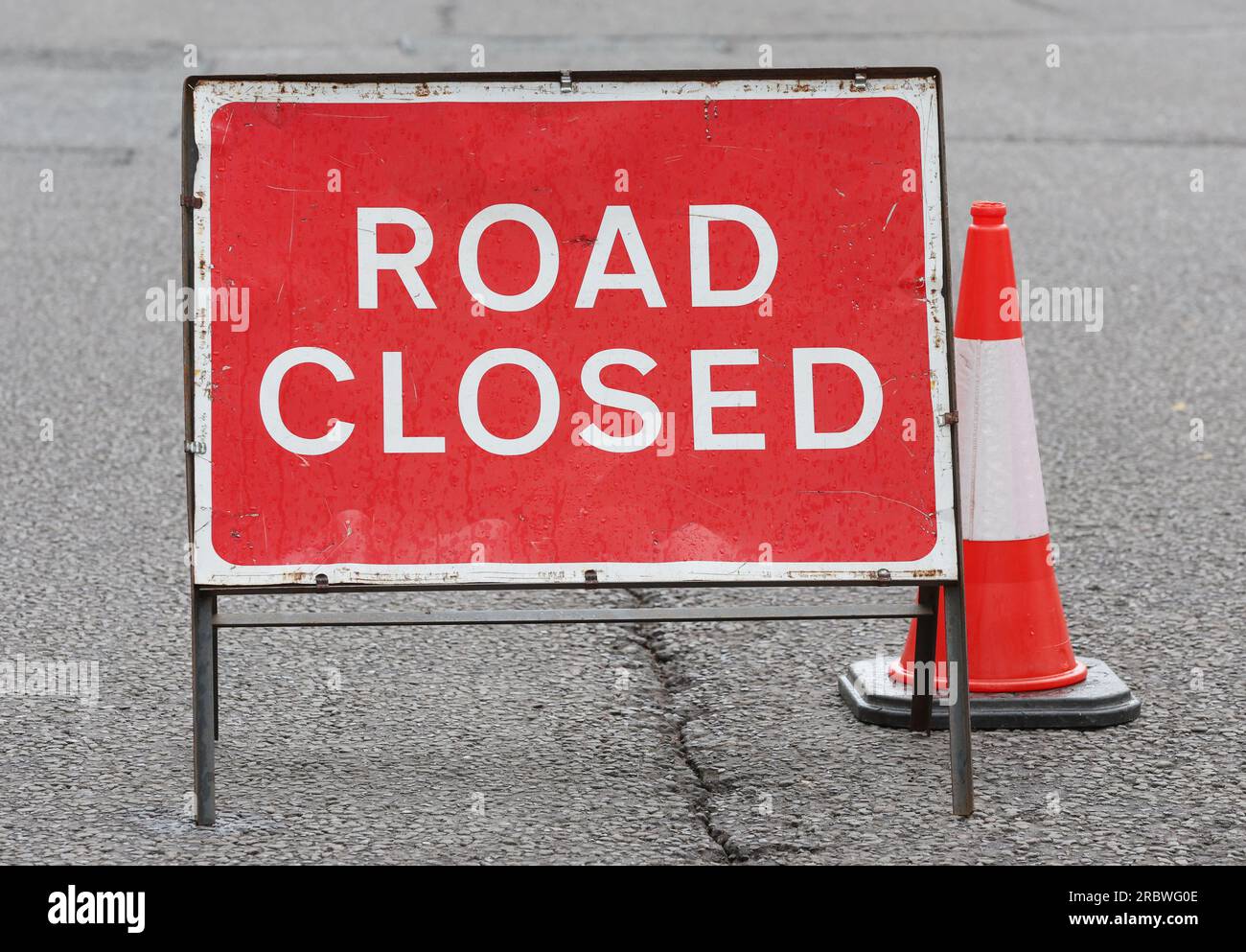 Straßensperrschild in Großbritannien Stockfoto